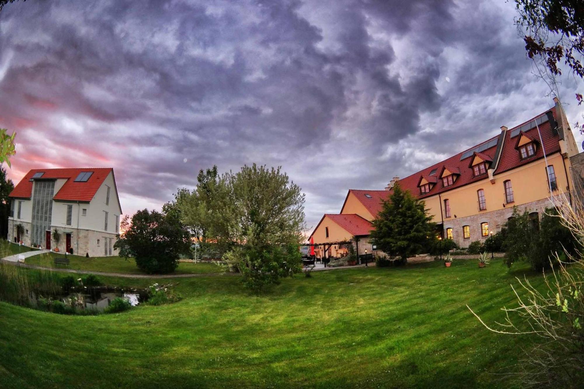Hotel Und Restaurant Rittergut Kreipitzsch Naumburg  Exterior foto